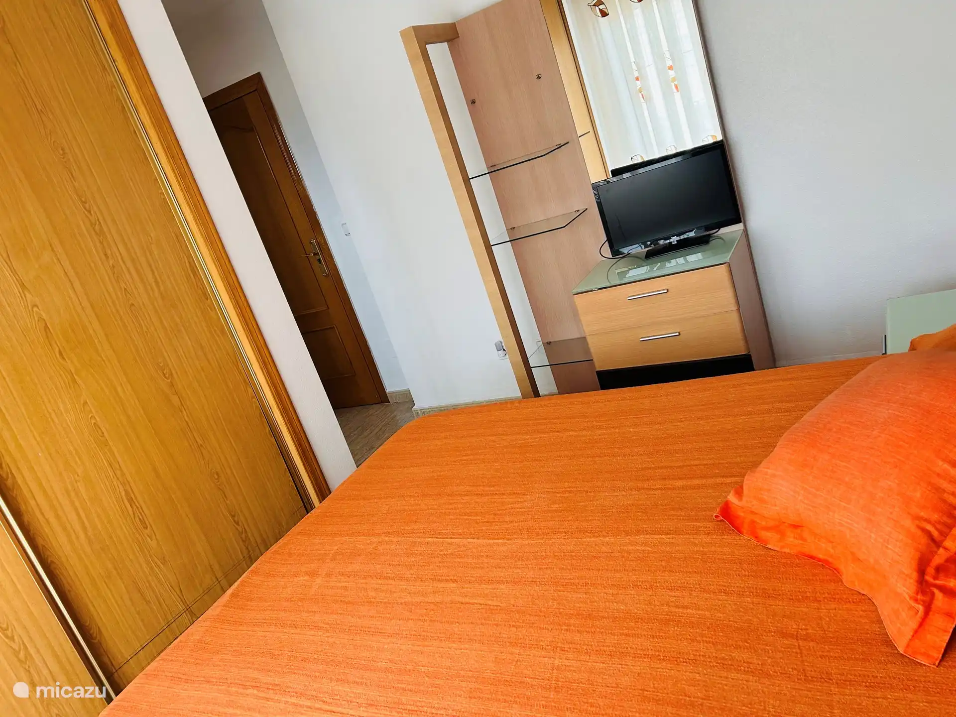 Kamer met tweepersoonsbed gelegen op de bovenste verdieping, heeft een eigen badkamer, airconditioning, ingebouwde kledingkast en ladekast 