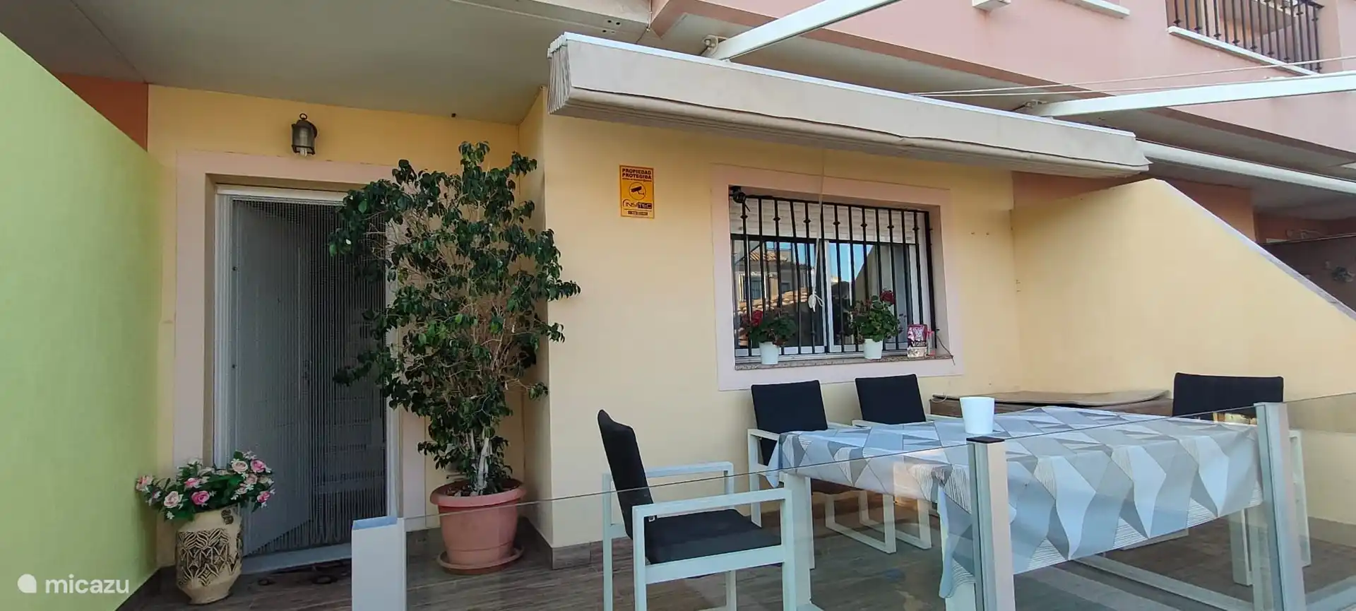 Buitengevel met eettafel 