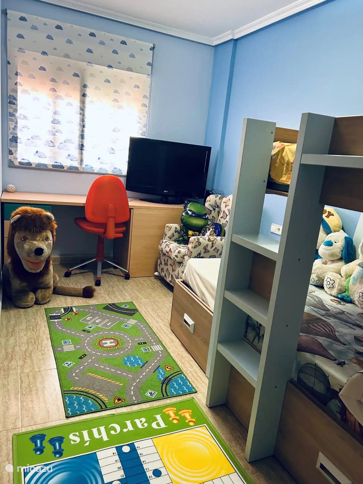 Kamer gelegen op de bovenste verdieping met overlappende bedden, ingebouwde kledingkast en bureau 