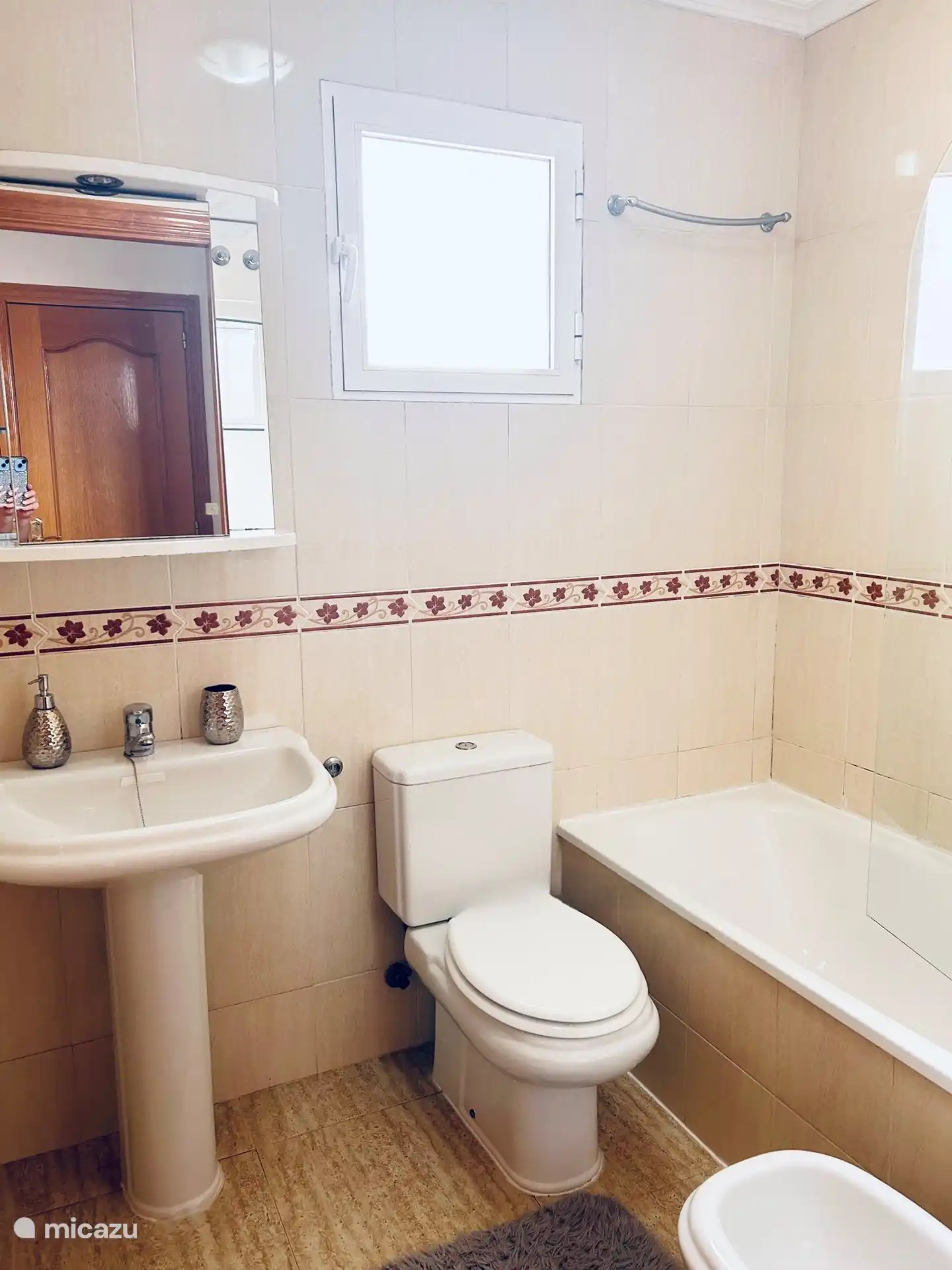 Eigen badkamer in de tweepersoonsslaapkamer op de bovenste verdieping 