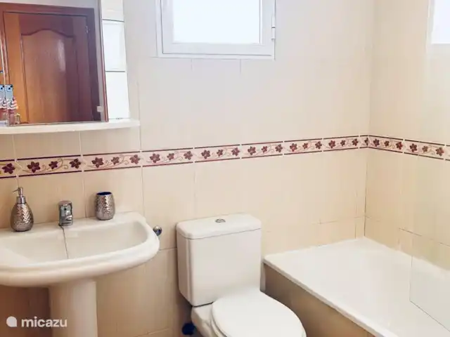 Prachtige zonsopgang  huren in Spanje, Murcia, Los Alcázares - vakantiehuis Eigen badkamer in de tweepersoonsslaapkamer op de bovenste verdieping