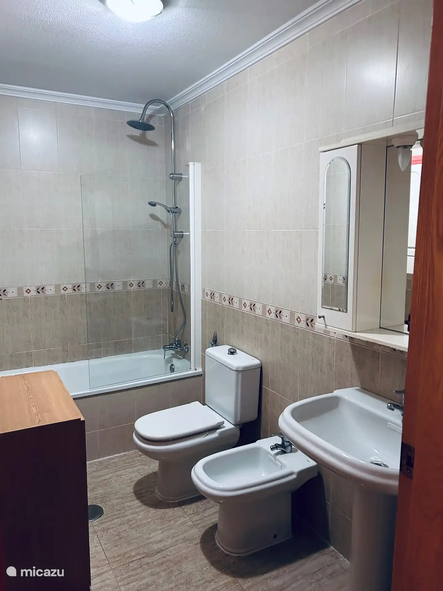 Badkamer van de kamer op de bovenste verdieping met toilet, wastafel, douche en baskisch