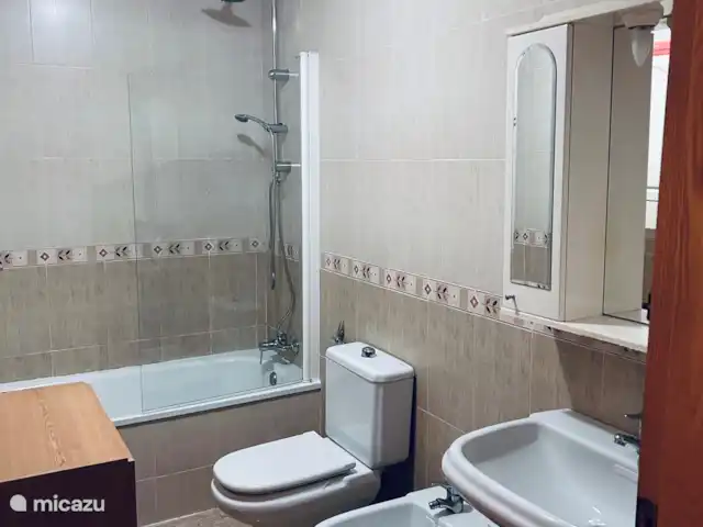 Prachtige zonsopgang  huren in Spanje, Murcia, Los Alcázares - vakantiehuis Badkamer van de kamer op de bovenste verdieping met toilet, wastafel, douche en baskisch