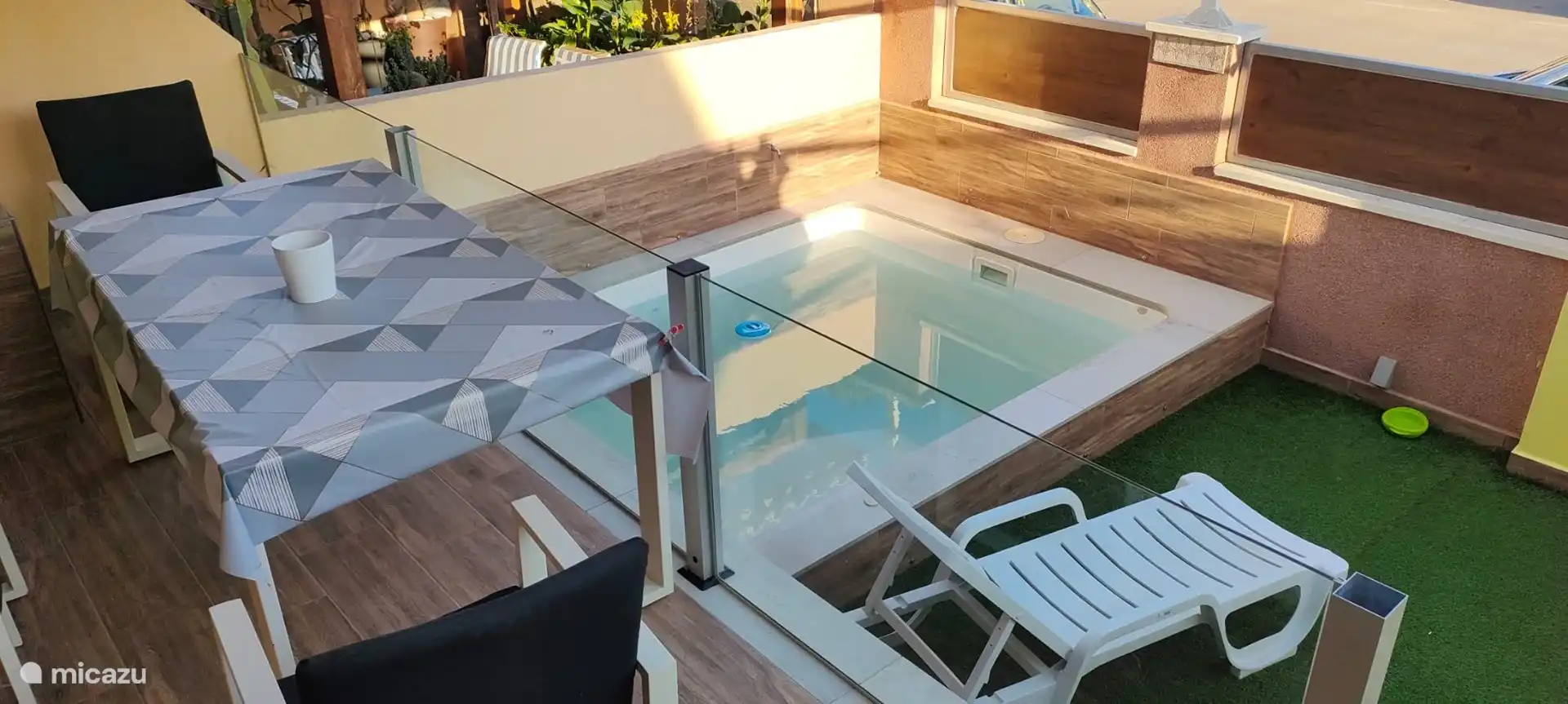 Eettafel met buitenzwembad 