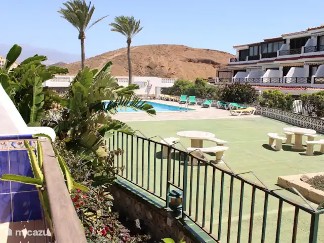 Bahía Amarilla en España, Tenerife, Arona - apartamento Piscina con césped para tomar el sol