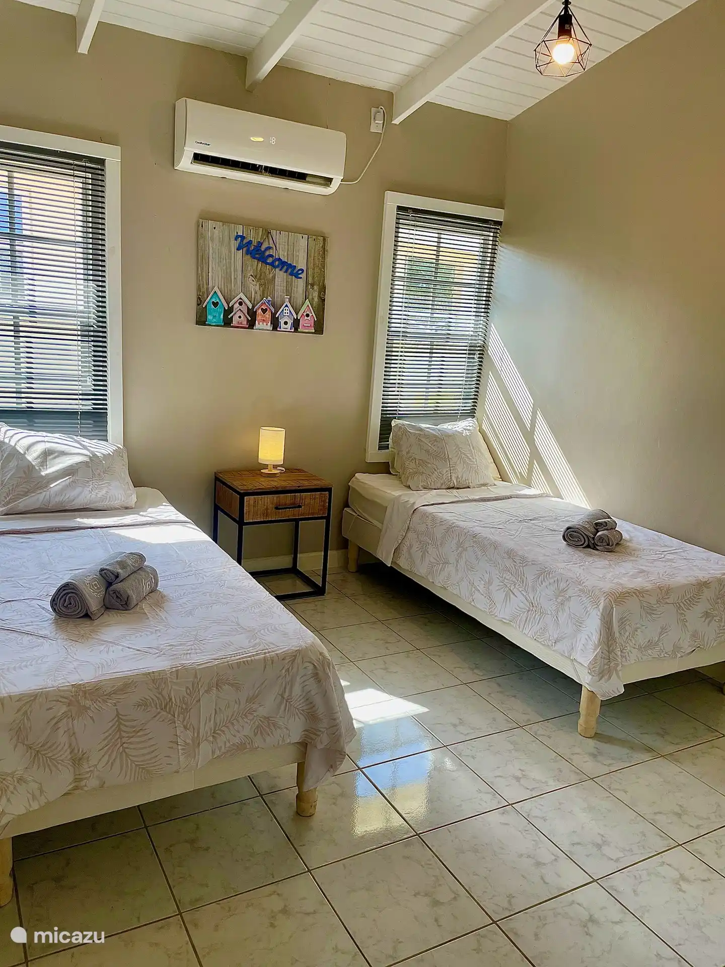 Dies ist das zweite Schlafzimmer, hier sind zwei einzelne Boxspringbetten.