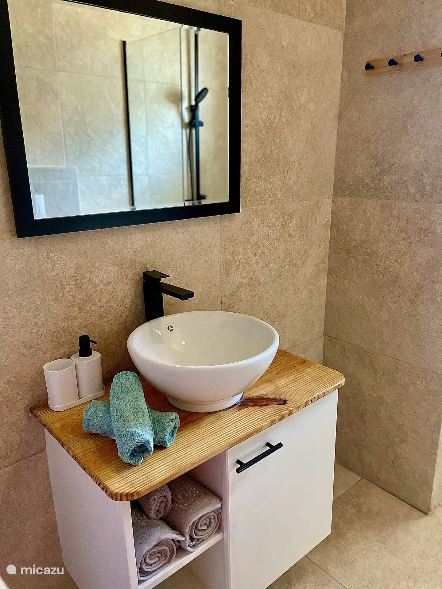 Das zweite Badezimmer verfügt über eine Waschmaschine.