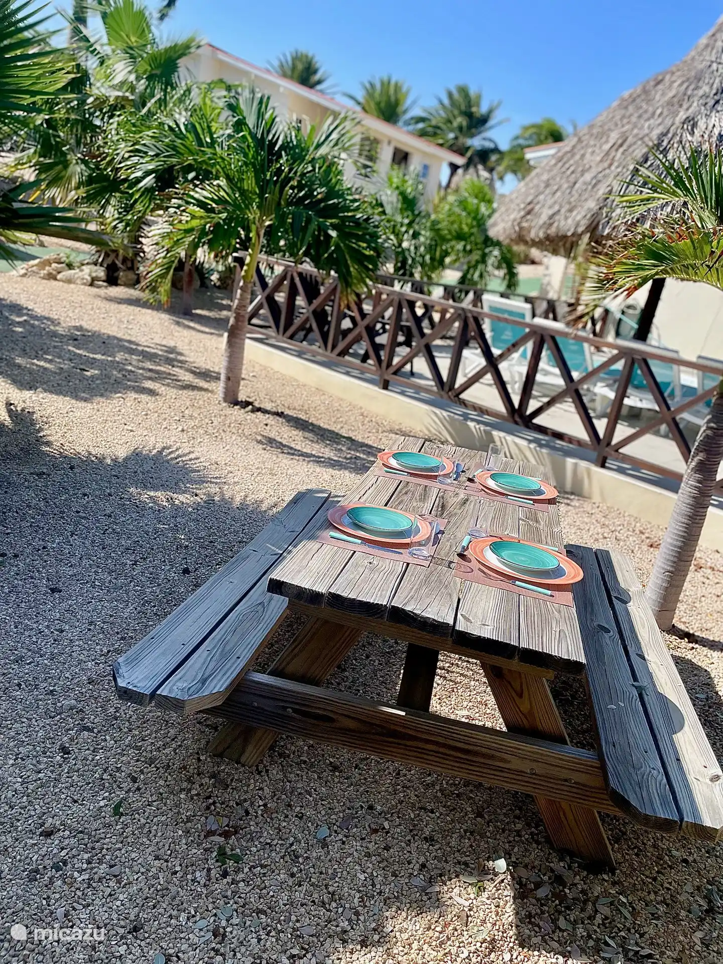 Picknicktisch im Garten.