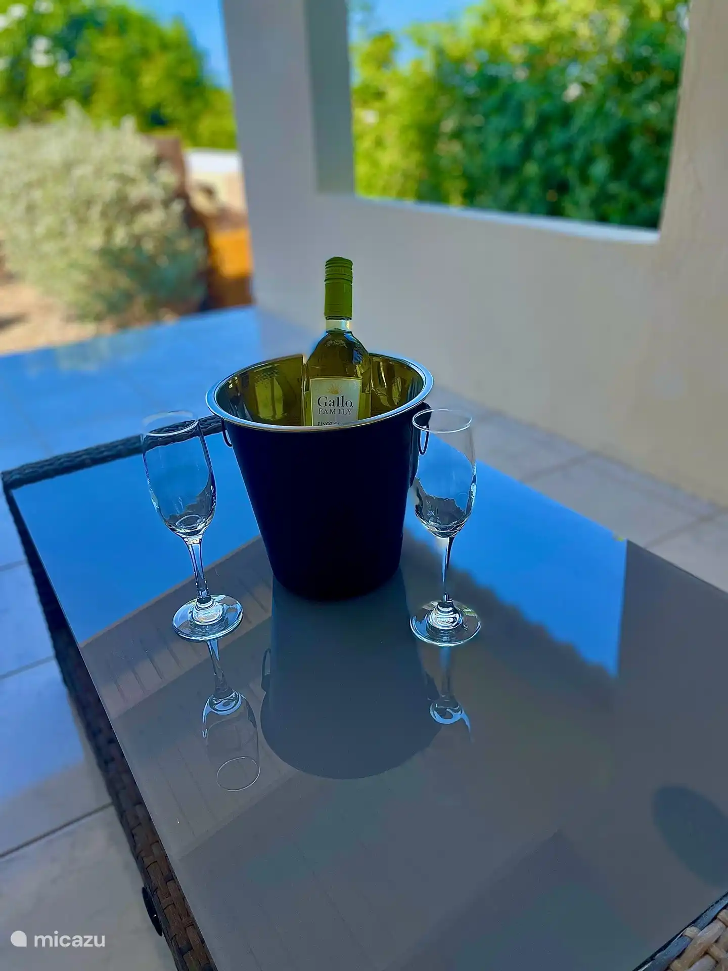 Nehmen Sie einen Drink auf der Veranda.