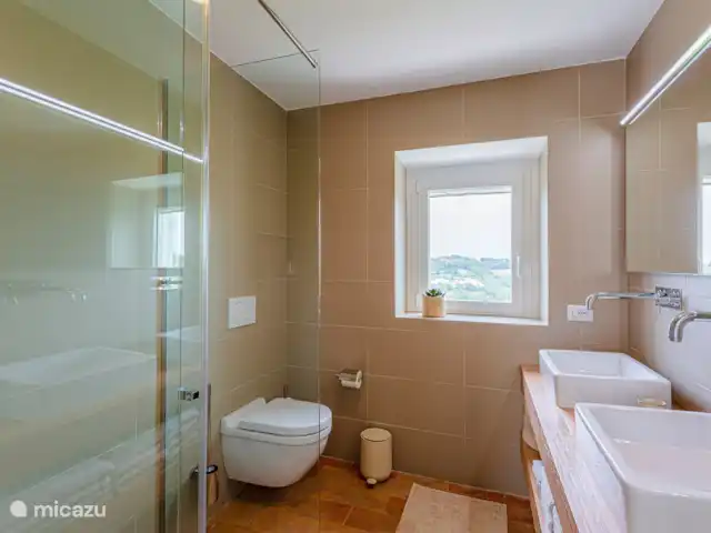 Villa Piella | Italie, Marche, Monte Rinaldo - villa Salle de bain au premier étage