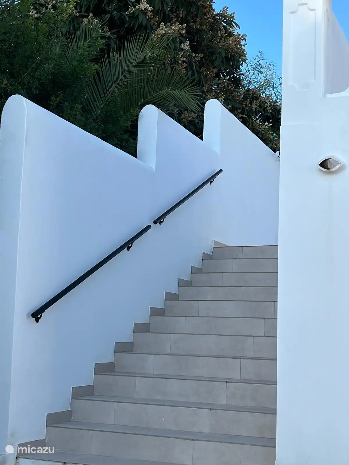 1 escalier. Le salon, les terrasses et la piscine sont à un seul niveau. 