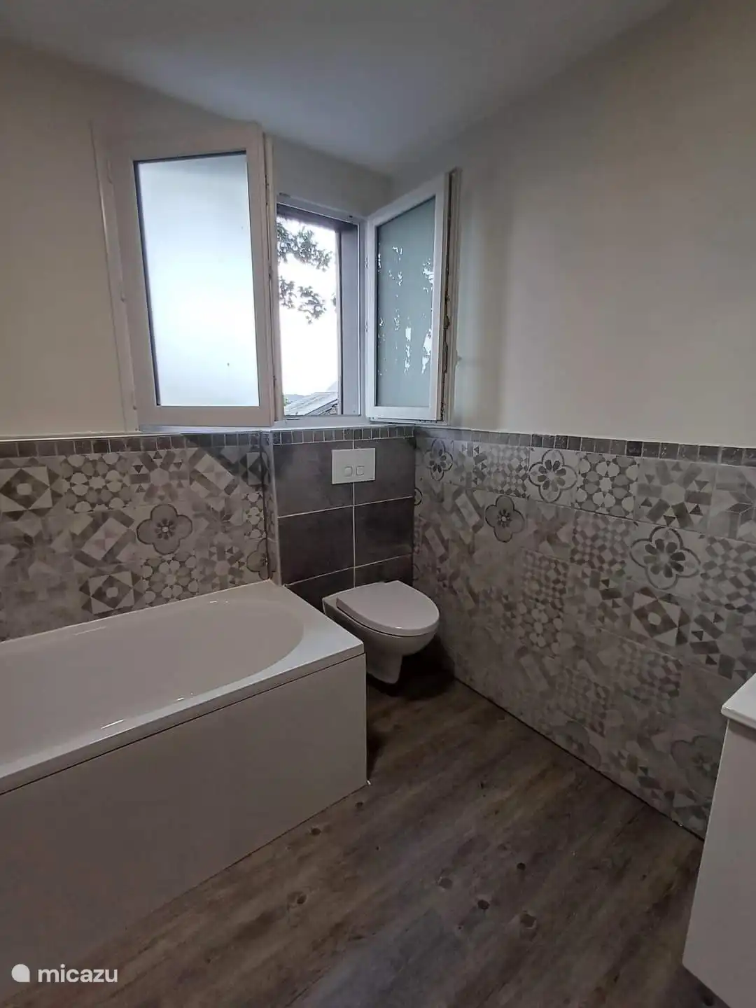 Das Badezimmer mit Badewanne und Dusche