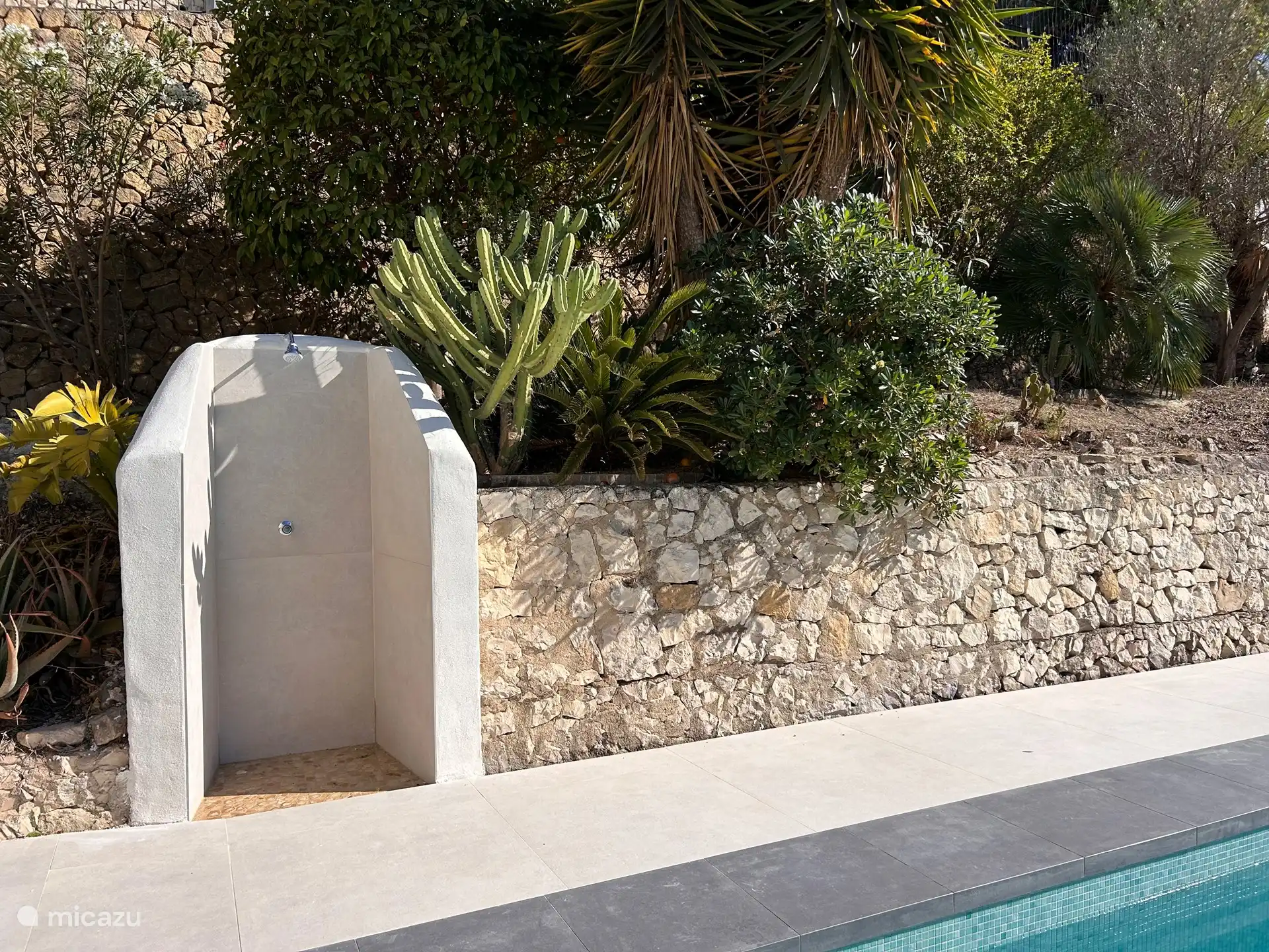 Buitendouche bij prive zwembad