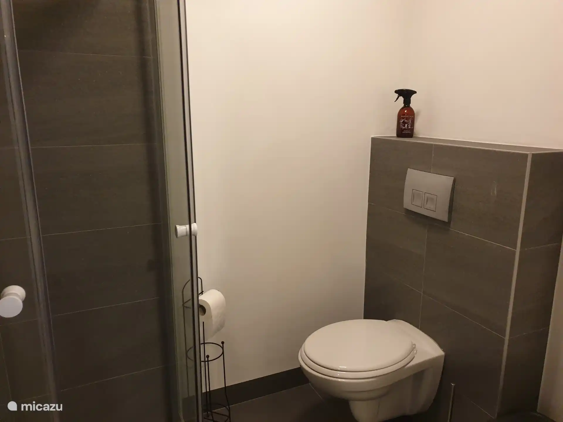 Toiletten- und Duschtücher inklusive