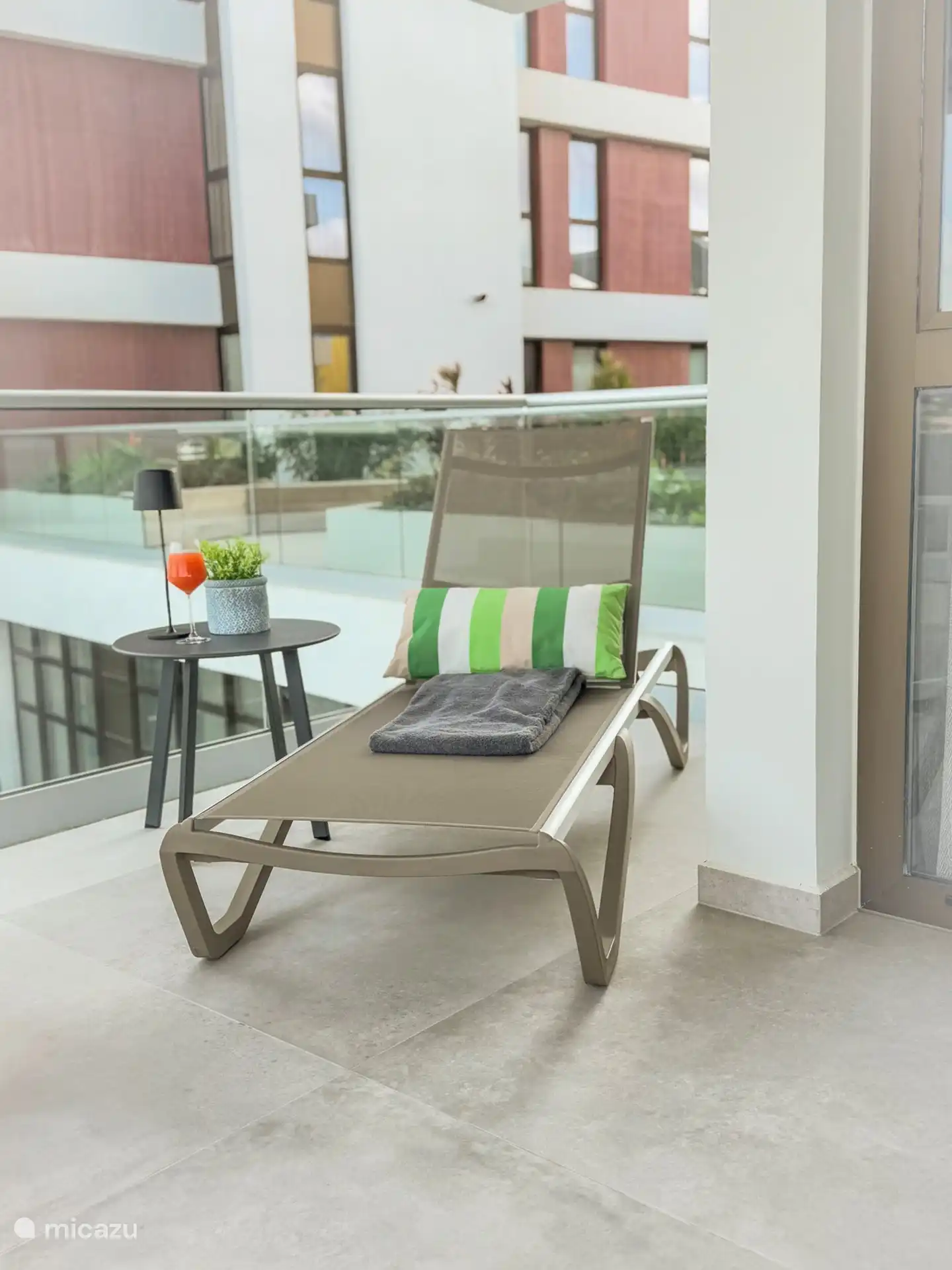 Entspannen Sie sich einfach auf der Terrasse, während Sie die Boote beobachten und die Pontonbrücke öffnet und schließt.