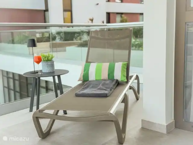 Location de Vacances Curaçao, Curaçao-Centre, Willemstad, appartement - L’appartement de luxe The Wharf MT Détendez-vous simplement sur la terrasse en regardant les bateaux et le pont flottant s’ouvrir et se fermer.