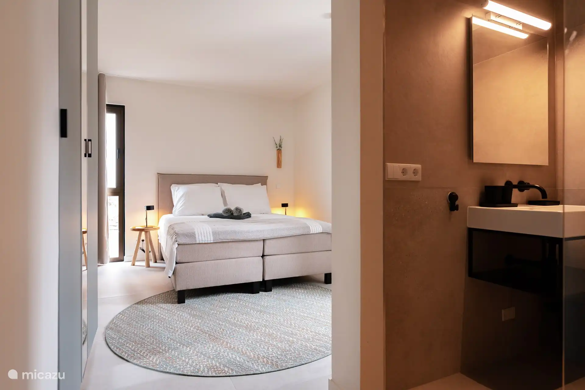 Zweites Schlafzimmer mit eigenem Bad und mehr als genug Stauraum.