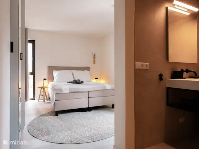 Location de Vacances Curaçao, Curaçao-Centre, Willemstad, appartement - L’appartement de luxe The Wharf MT Deuxième chambre avec salle de bain privée et espace de rangement plus que suffisant.