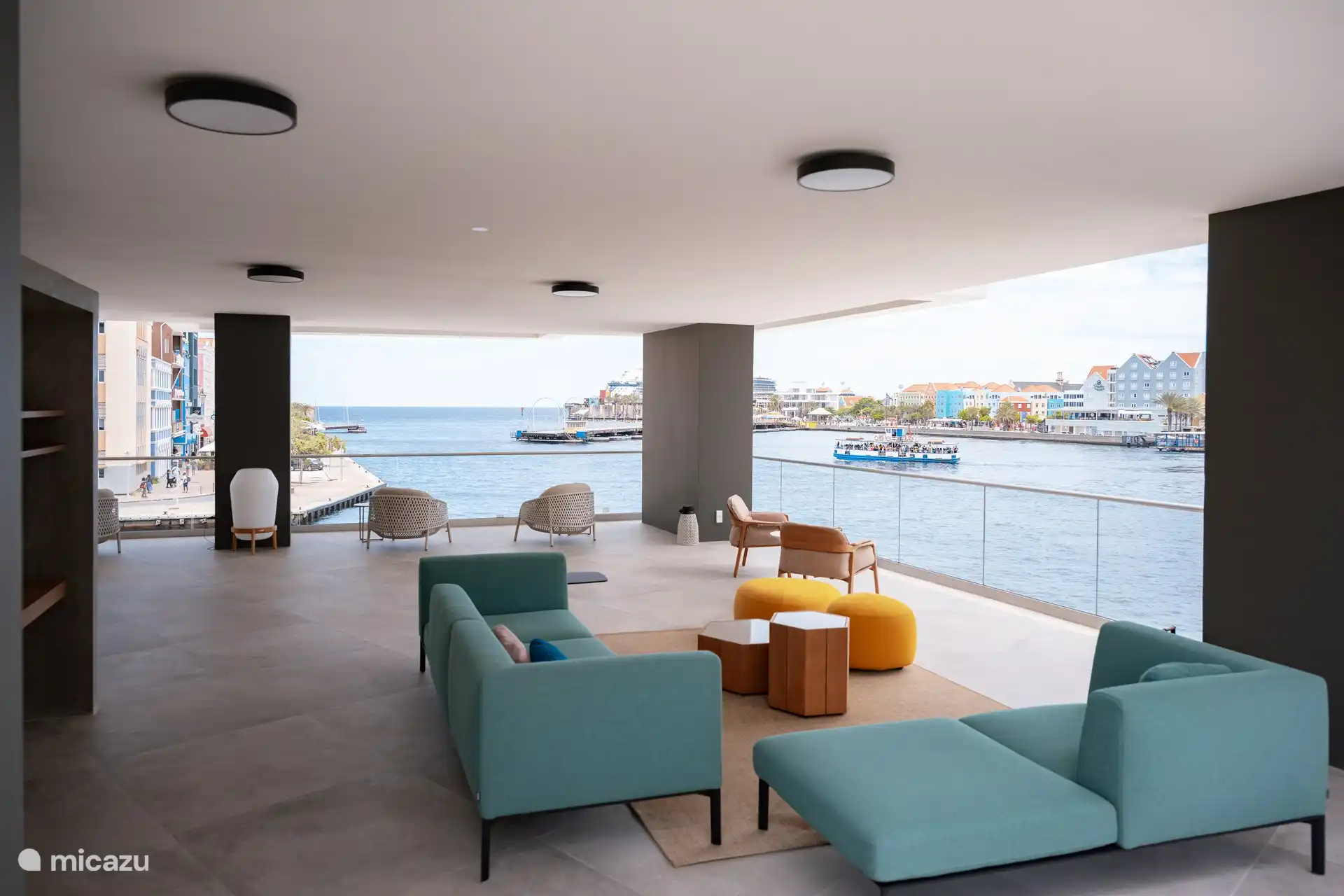 Die Lounge mit Rundumblick auf die Handelskade, die Pontonbrücke und das Waaigat.