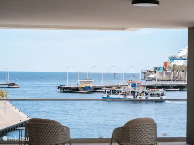Location de Vacances Curaçao, Curaçao-Centre, Willemstad, appartement - L’appartement de luxe The Wharf MT Vue dans le salon au même étage.