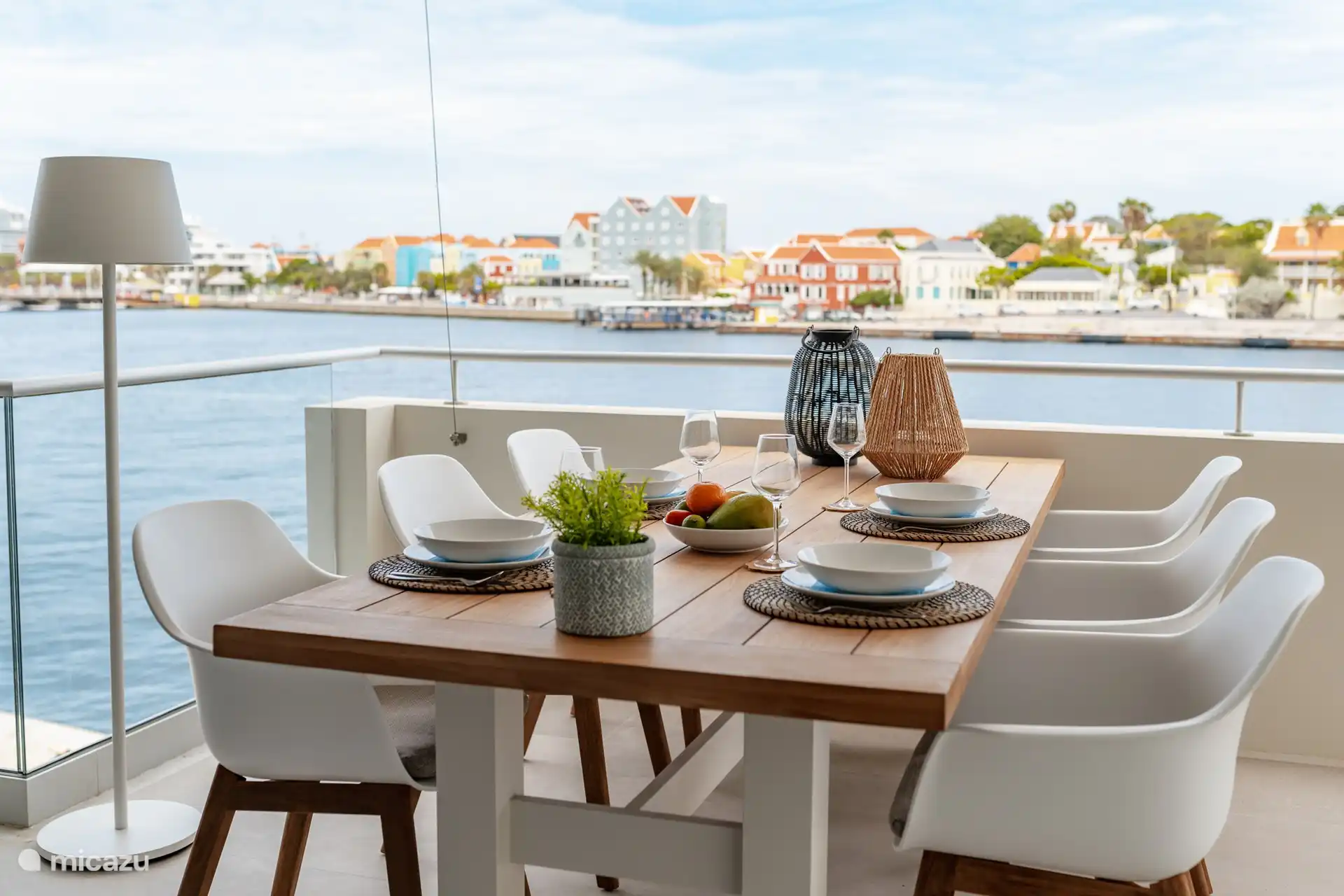 Hier sitzt man so wunderbar. Genießen Sie die Aussicht und alles, was passiert.