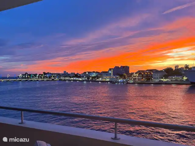 Location de Vacances Curaçao, Curaçao-Centre, Willemstad, appartement - L’appartement de luxe The Wharf MT Magnifique coucher de soleil tous les soirs depuis votre terrasse.