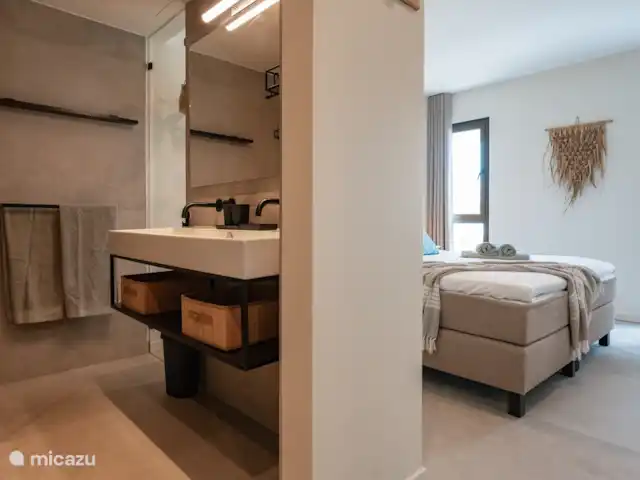 Location de Vacances Curaçao, Curaçao-Centre, Willemstad, appartement - L’appartement de luxe The Wharf MT Chambre des maîtres avec salle de bains.