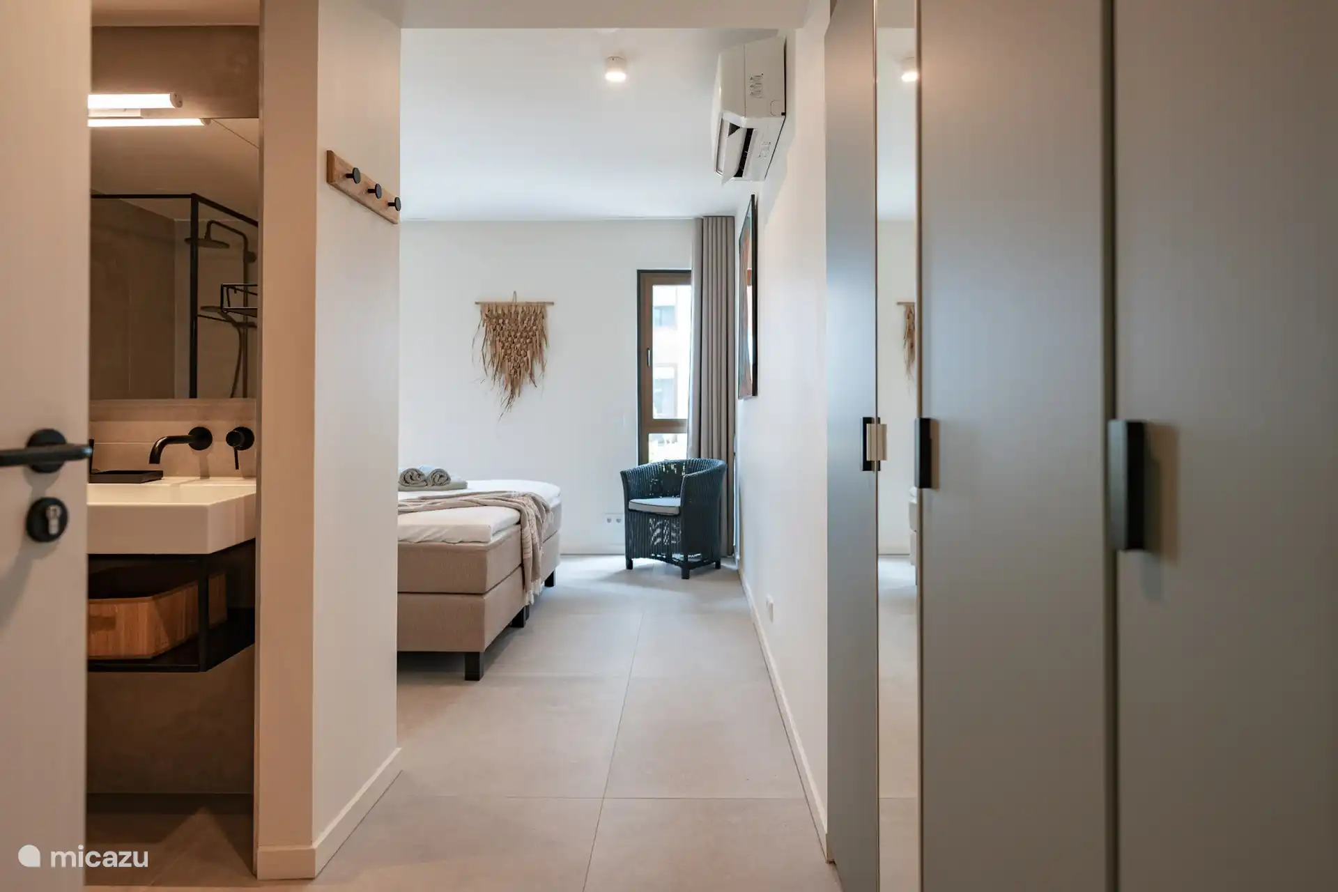 Hauptschlafzimmer mit mehr als genug Stauraum.