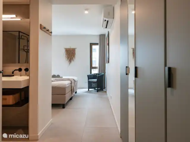 Location de Vacances Curaçao, Curaçao-Centre, Willemstad, appartement - L’appartement de luxe The Wharf MT Chambre principale avec plus qu’assez d’espace de rangement.