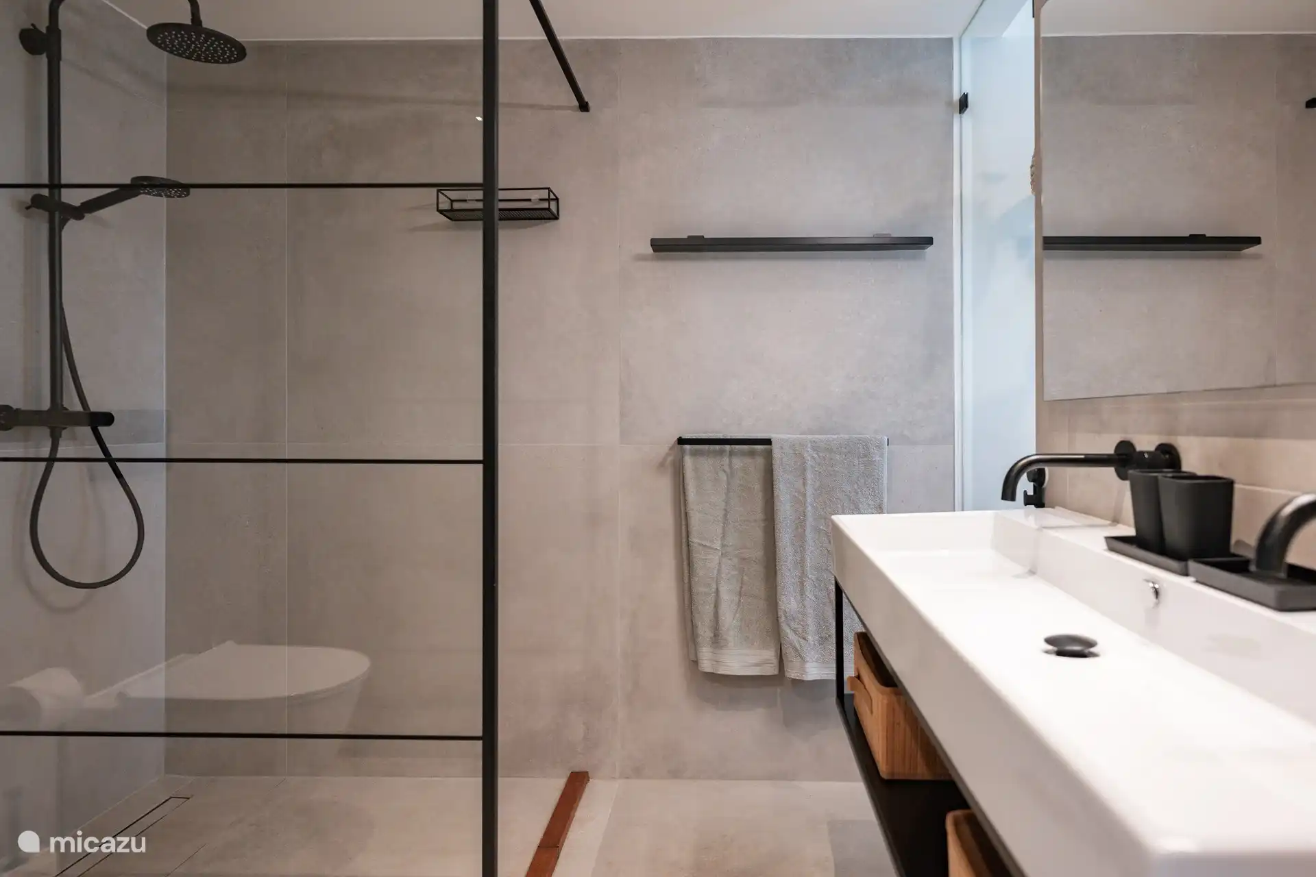 Badezimmer mit Doppelwaschbecken und WC.