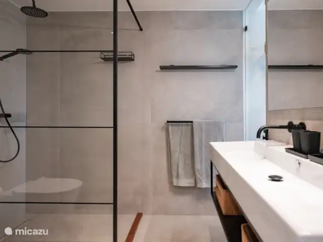 Location de Vacances Curaçao, Curaçao-Centre, Willemstad, appartement - L’appartement de luxe The Wharf MT Salle de bain avec double vasque et toilettes.