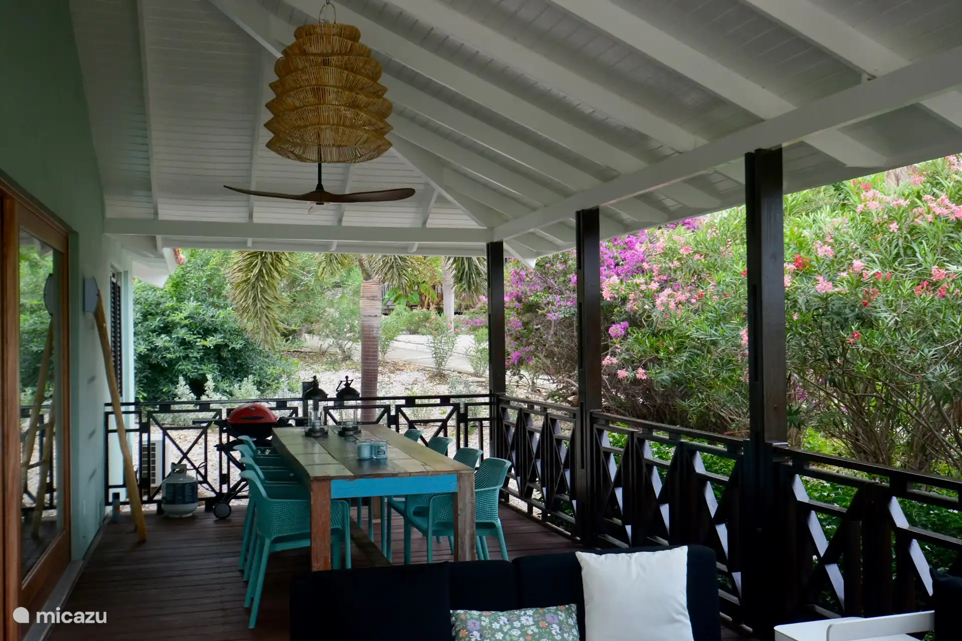 Großer Esstisch für 8 Personen und Weber-Gasgrill