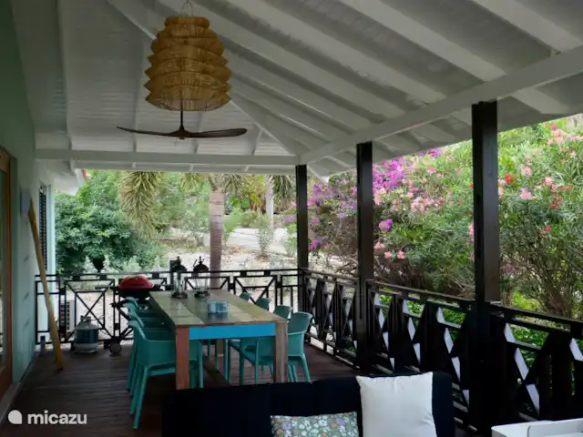 villa huren in Curaçao, Curacao-Midden, Blue Bay – The Best Blue Bay Beach Villa Grote eettafel voor 8 personen en Weber gas BBQ