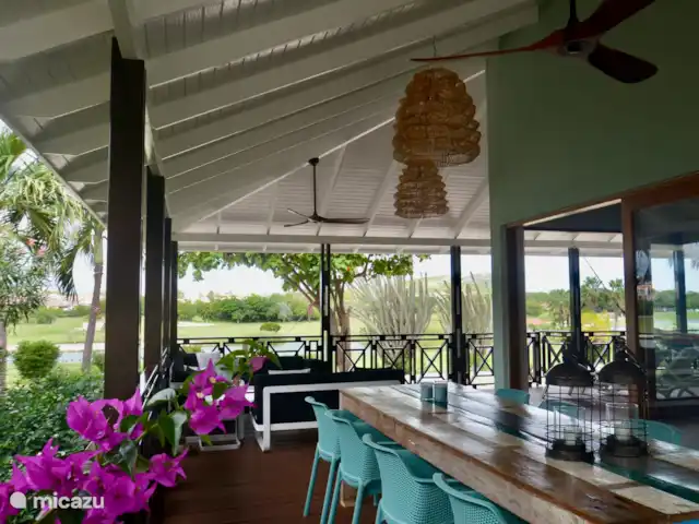villa huren in Curaçao, Curacao-Midden, Blue Bay – The Best Blue Bay Beach Villa Zeer ruime veranda met prachtig uitzicht