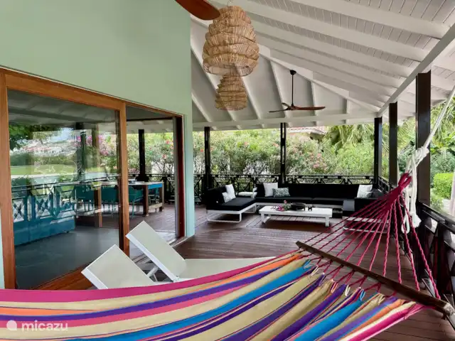 villa huren in Curaçao, Curacao-Midden, Blue Bay – The Best Blue Bay Beach Villa Relaxen op de veranda