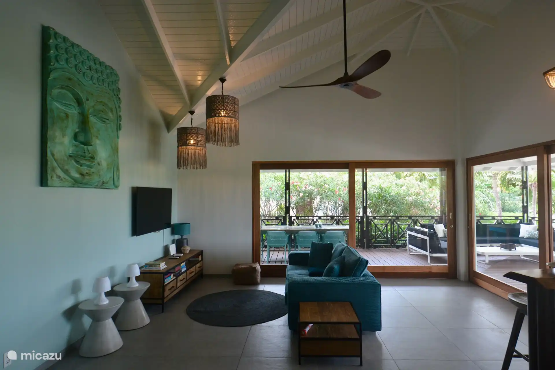 Durch das Öffnen der Schiebetüren werden Wohnzimmer und Veranda zu einer Einheit