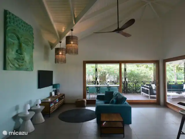 villa huren in Curaçao, Curacao-Midden, Blue Bay – The Best Blue Bay Beach Villa Woonkamer en veranda woorden een geheel, wanneer de schuifdeuren worden opengezet