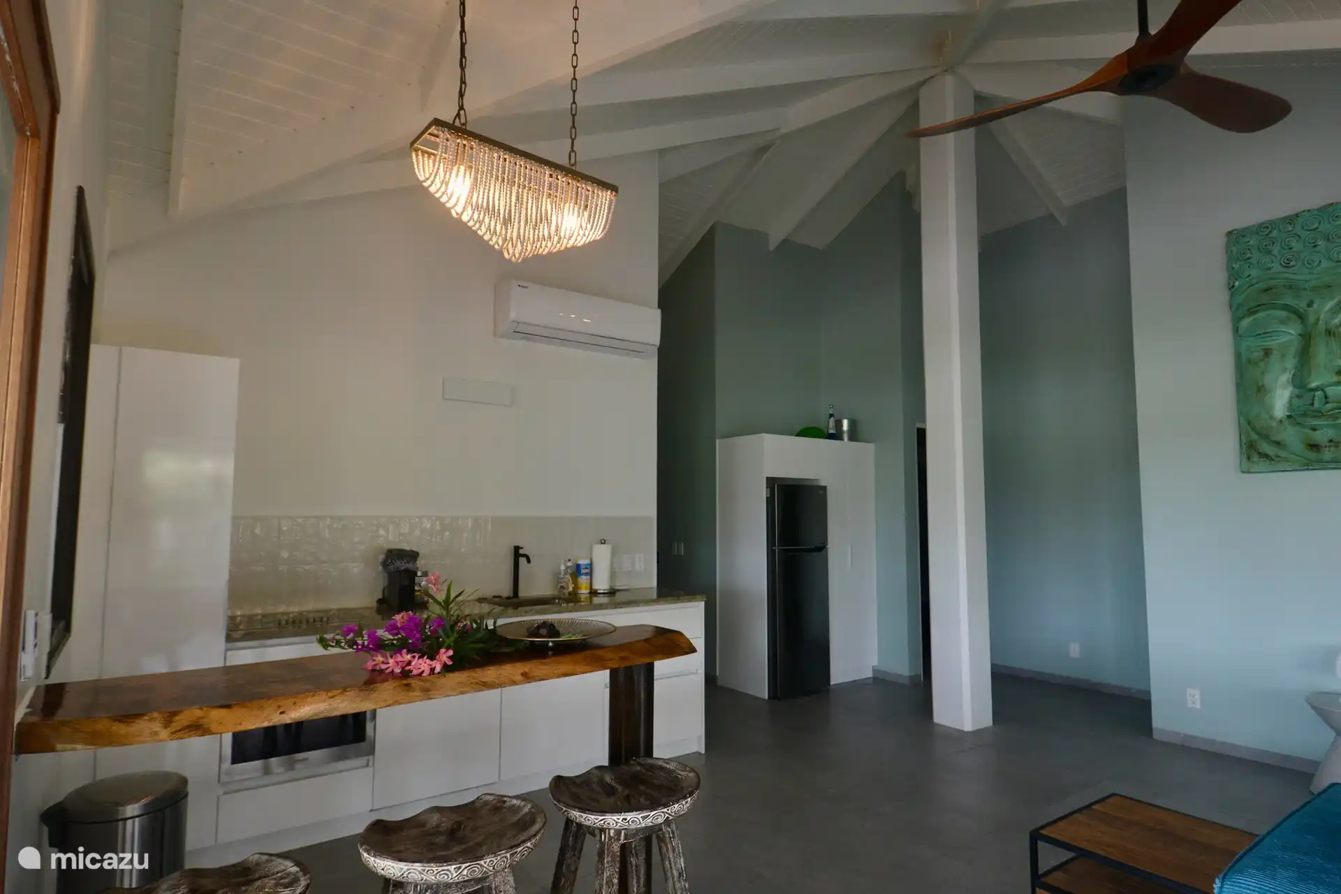 Voll ausgestattete Küche mit gemütlicher Bar