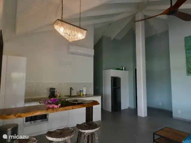 villa huren in Curaçao, Curacao-Midden, Blue Bay – The Best Blue Bay Beach Villa Volledig ingerichte keuken met gezellige bar