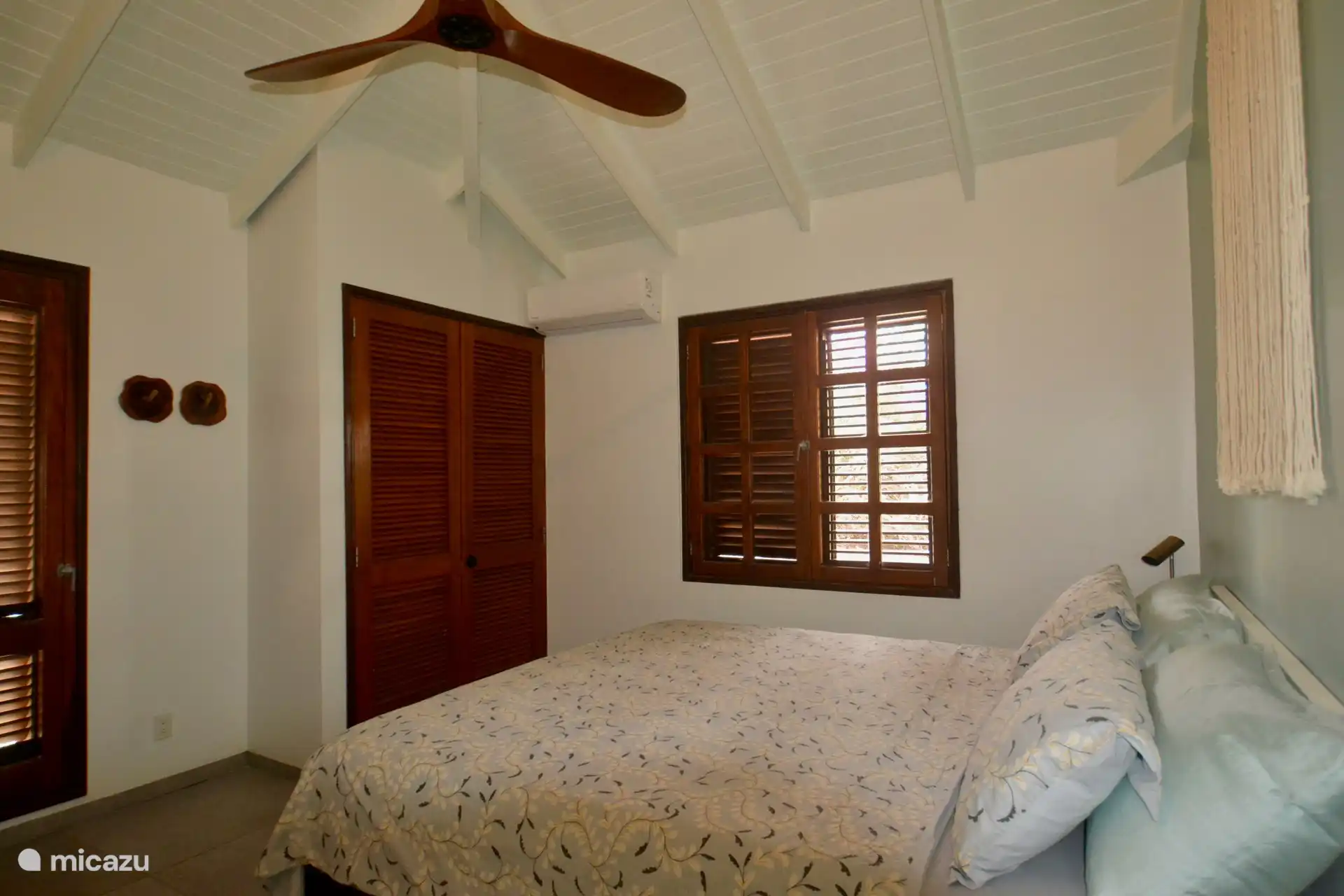 Schlafzimmer 1 mit Kingsize-Bett und eigenem Bad