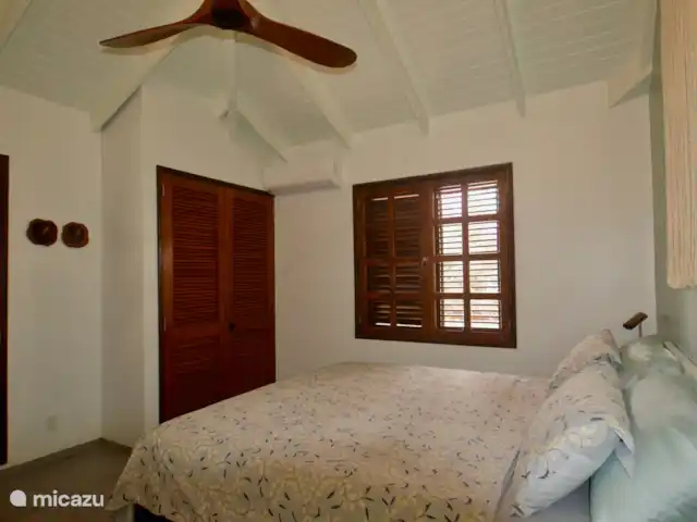 villa huren in Curaçao, Curacao-Midden, Blue Bay – The Best Blue Bay Beach Villa Slaapkamer 1 met king size bed en privé badkamer ensuite