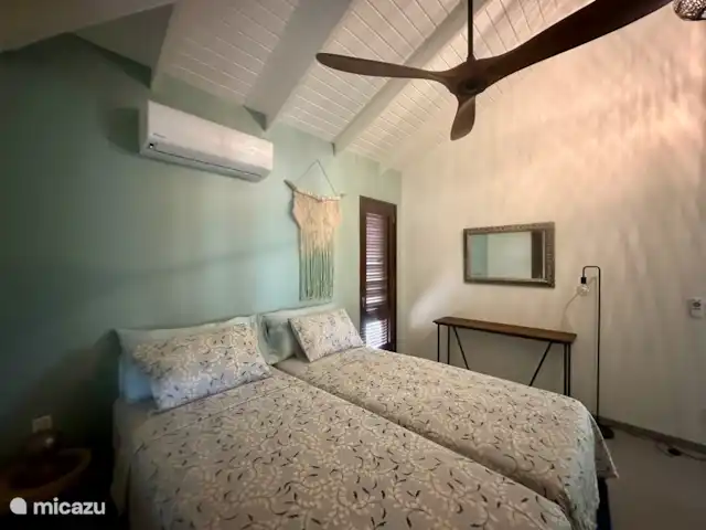 villa huren in Curaçao, Curacao-Midden, Blue Bay – The Best Blue Bay Beach Villa Slaapkamer 2 heeft 2 grote eenpersoonsbedden. Indien gewenst, dan kunnen we de bedden als een tweepersoonsbed opmaken