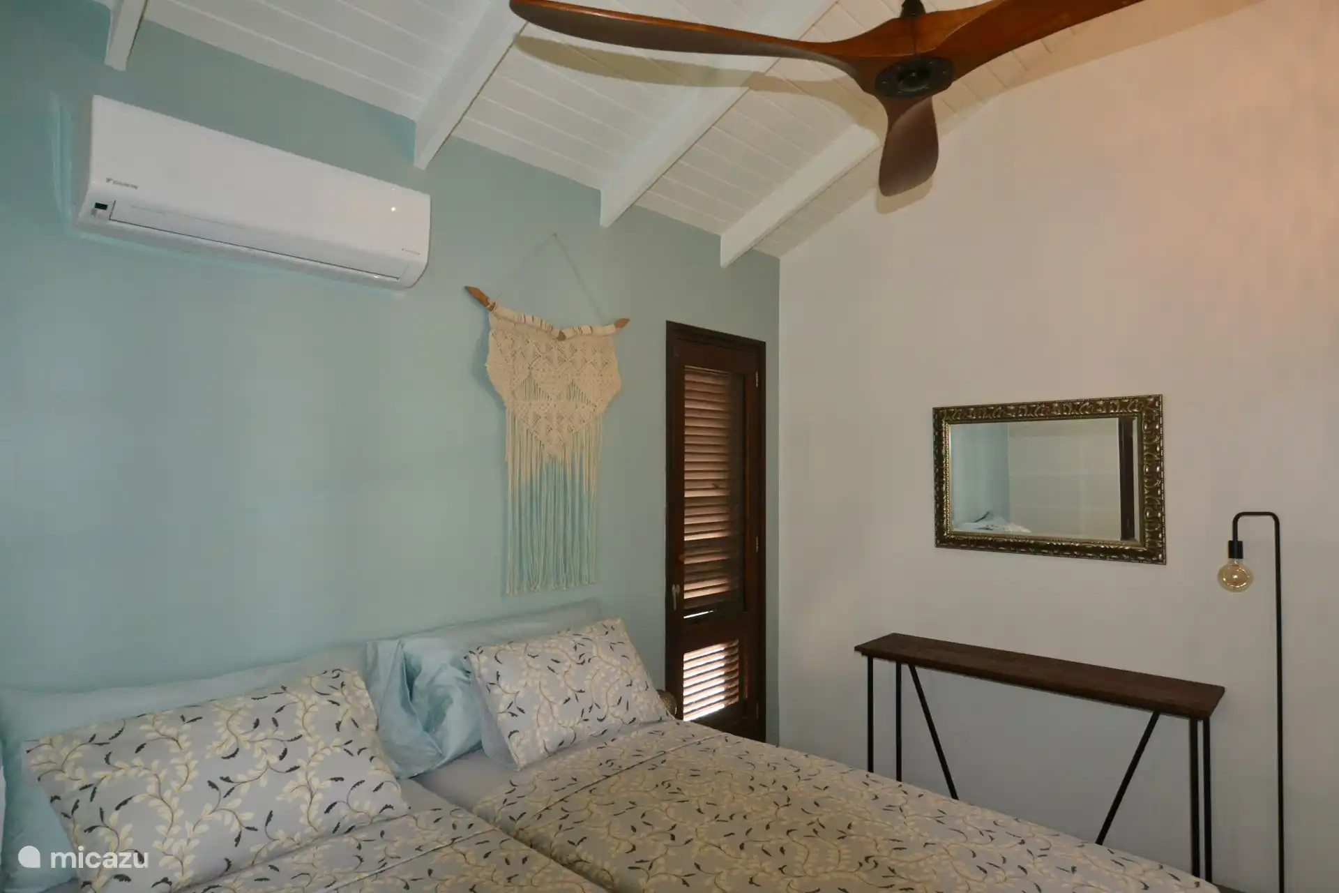 Schlafzimmer 2 verfügt über 2 große Einzelbetten. Auf Wunsch stellen wir die Betten auch als Doppelbett her