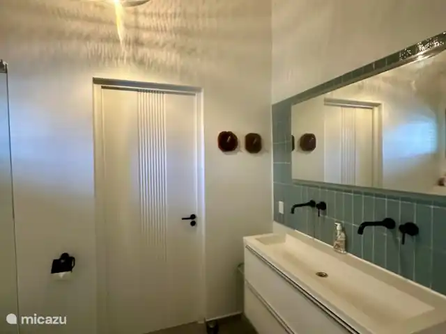 villa huren in Curaçao, Curacao-Midden, Blue Bay – The Best Blue Bay Beach Villa Badkamer 2
