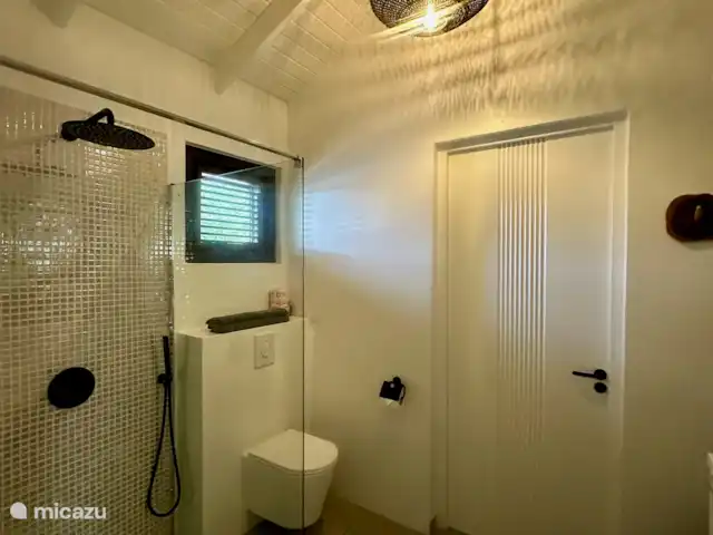 villa huren in Curaçao, Curacao-Midden, Blue Bay – The Best Blue Bay Beach Villa Badkamer 2