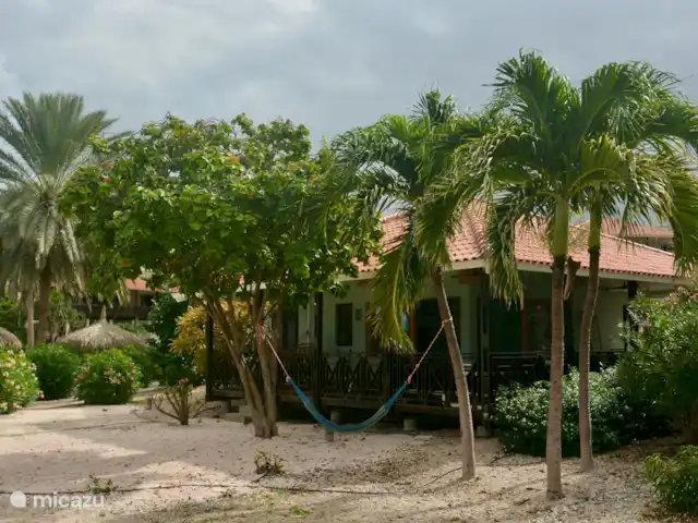 villa huren in Curaçao, Curacao-Midden, Blue Bay – The Best Blue Bay Beach Villa Hangmatten op de veranda en net erbuiten