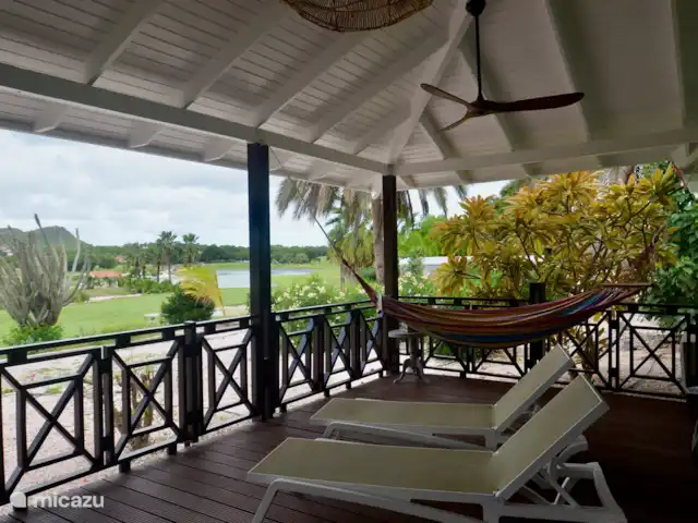 villa huren in Curaçao, Curacao-Midden, Blue Bay – The Best Blue Bay Beach Villa Loungen op de veranda