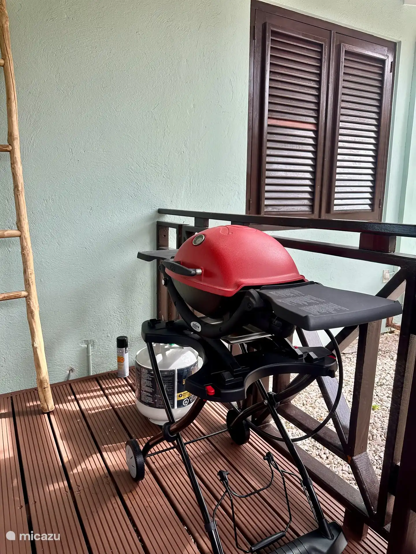 Weber-Gasgrill auf der Veranda