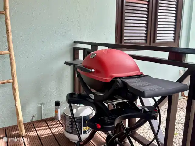 villa huren in Curaçao, Curacao-Midden, Blue Bay – The Best Blue Bay Beach Villa Weber gas BBQ op de veranda