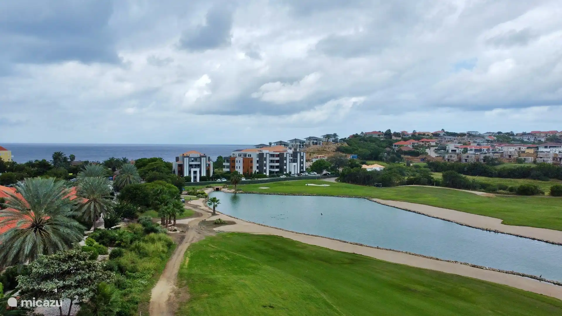 In der Nähe des Strandes und des Schwimmbades